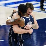 Luka Doncic (à gauche) et Kyrie Irving peuvent se congratuler: ils ont fait le job. KEYSTONE/AP/Gareth Patterson